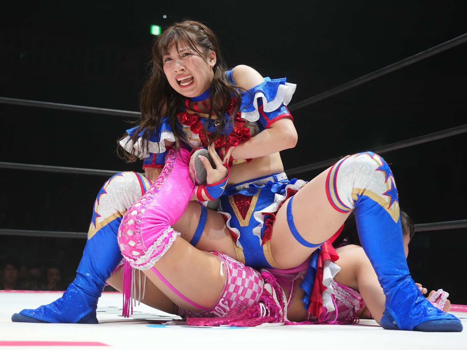 荒井優希のサソリ固め　©Essei Hara