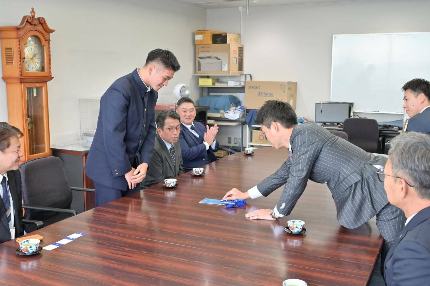 学校に青木さんがやってきた!(写真提供:川崎総合科学高校)