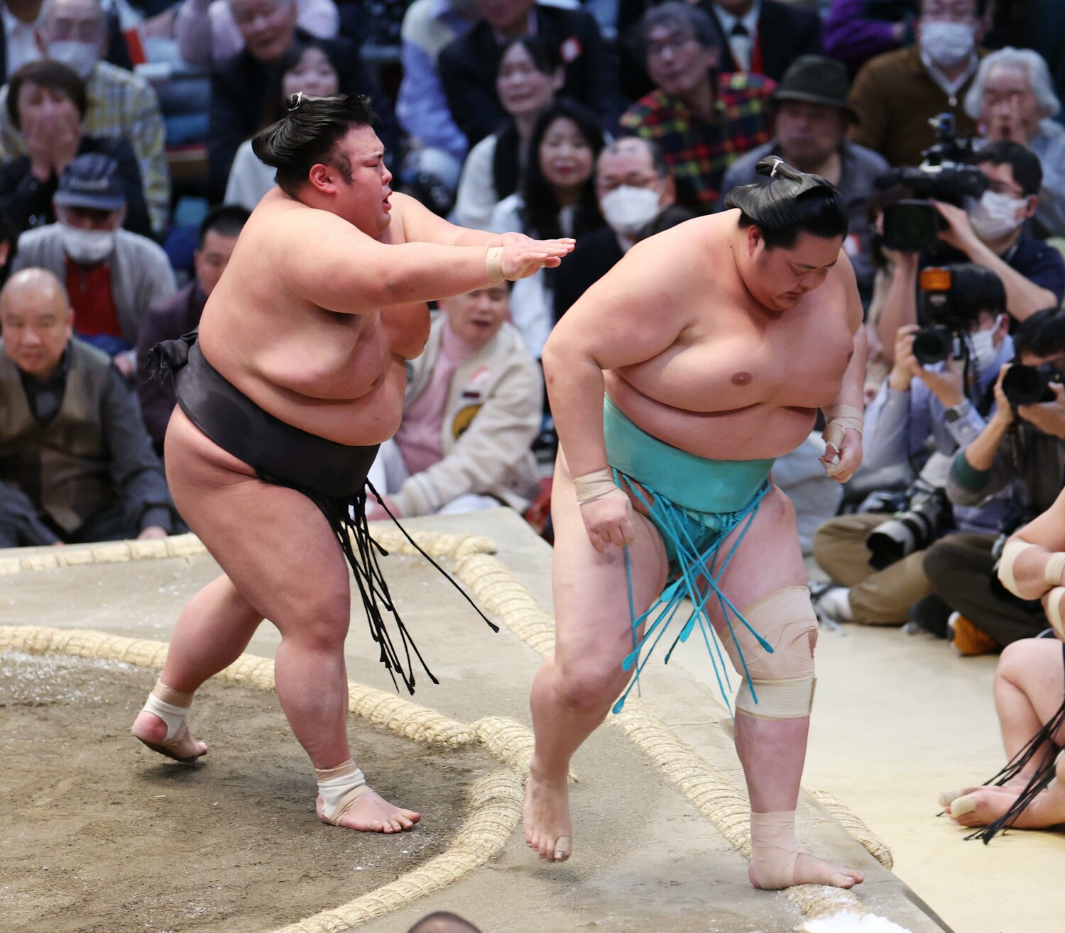 13日目、貴景勝は琴ノ若を送り出しで下す。翌日から休場 ©JIJI PRESS