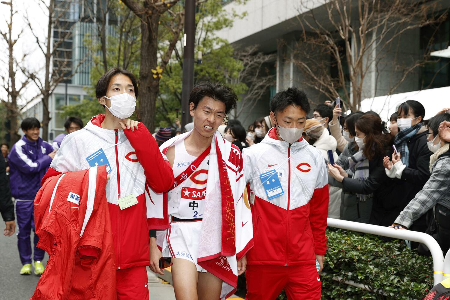 今年の箱根駅伝。13位でゴールした中大のアンカー・柴田大地（1年）。箱根を走った中大メンバー10人のうち、8人が直前に発熱していた　©KYODO