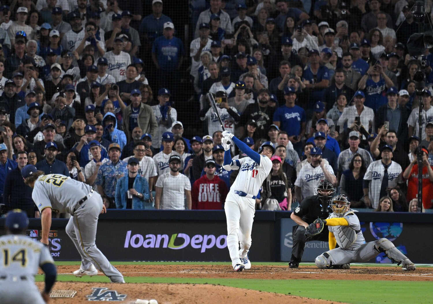 ナ・リーグ優勝決定シリーズ第4戦で3HR＆10奪三振を記録した大谷。「大谷封じ」はブルージェイズの最重要事項だった　©JIJI PRESS