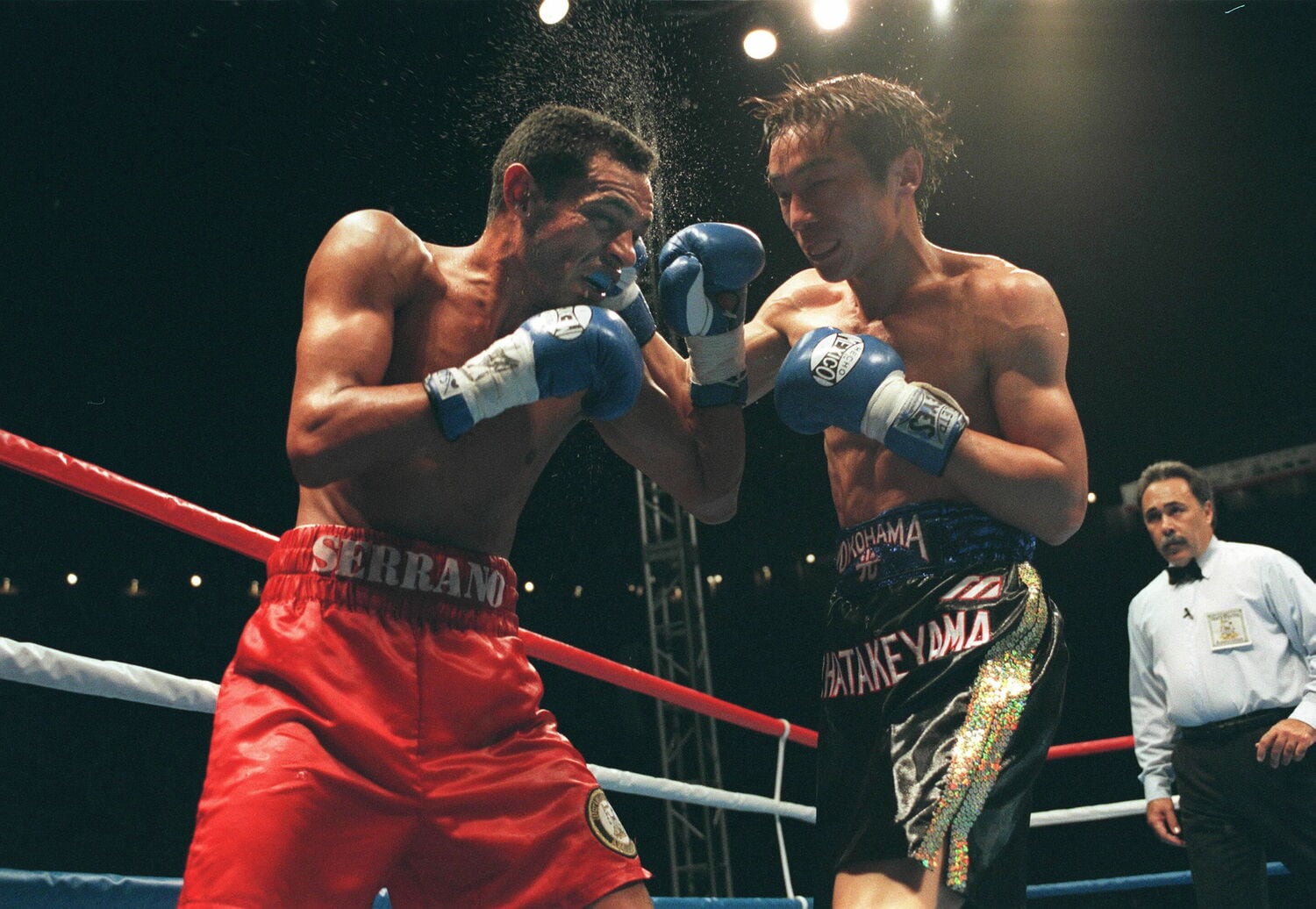 2000年6月11日、WBAライト級世界戦。畑山隆則が王者セラノに挑戦し、8RTKO勝ち　©JIJI PRESS