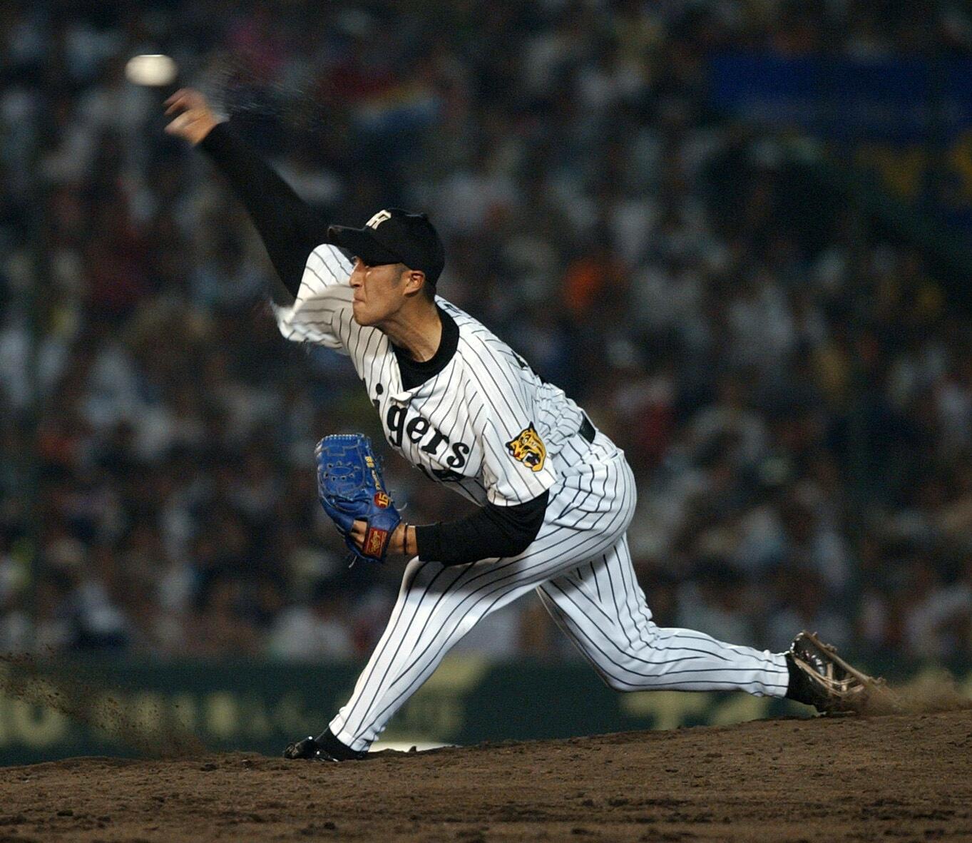 監督が星野仙一に代わった2002年、甲子園で力投する藤田太陽　©JIJI PRESS