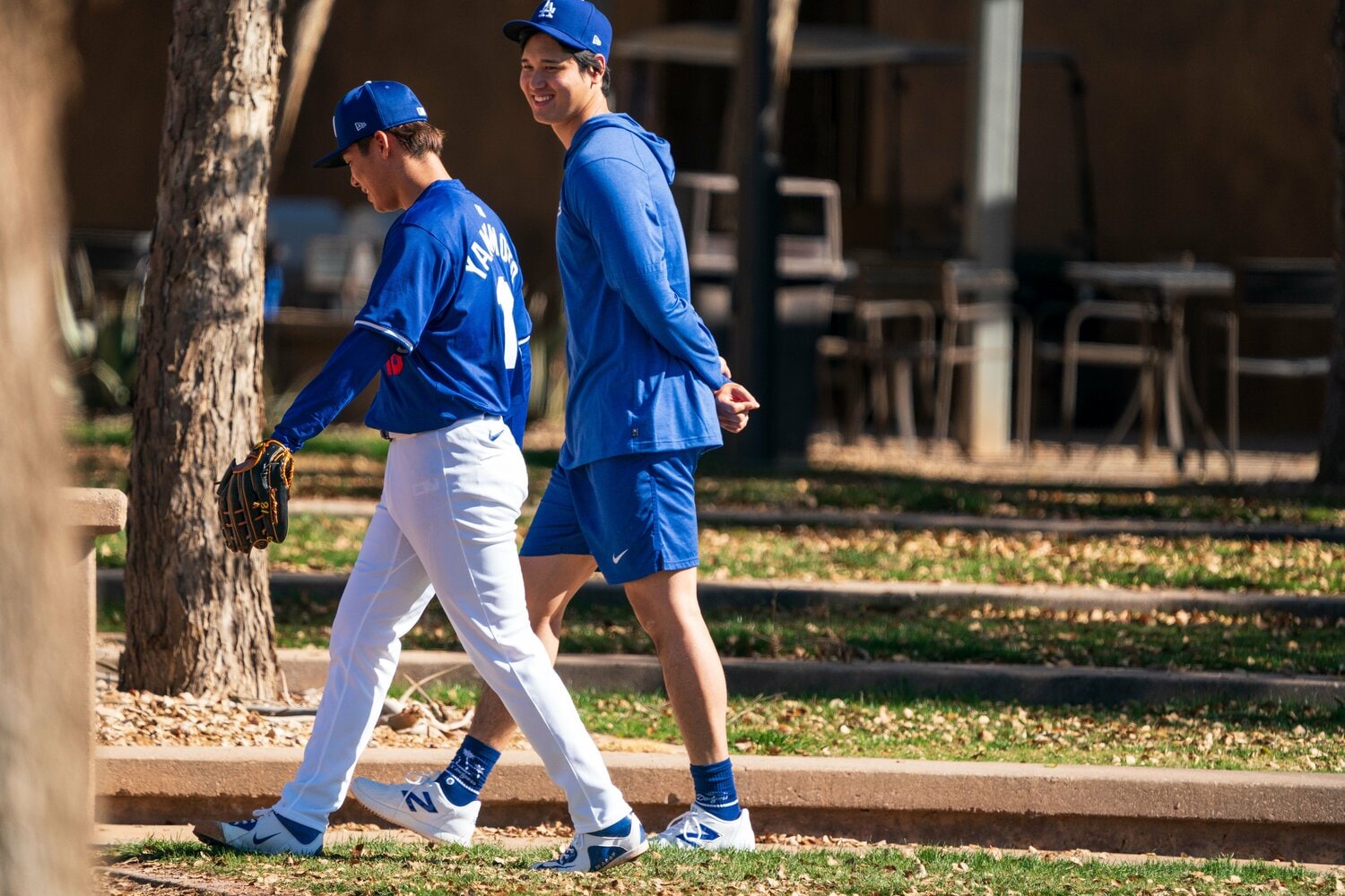 ドジャースキャンプでの大谷。山本由伸と笑顔で会話　©JIJI PRESS
