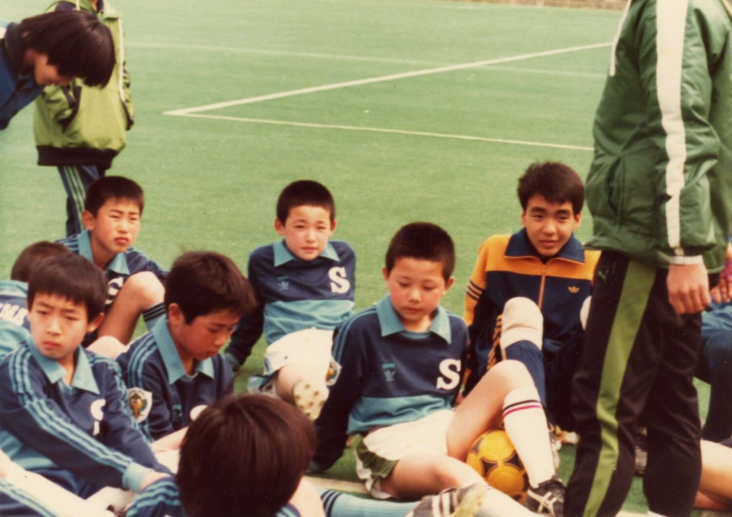 読売クラブの下部組織に入団した頃の菊原志郎（中央奥、当時小学生／写真：本人提供）