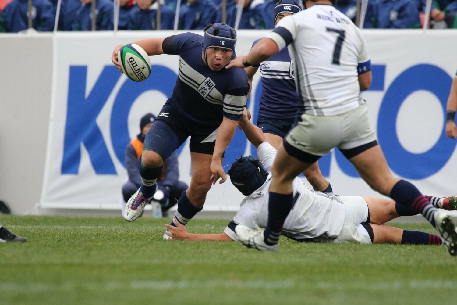 2017年度高校ラグビー大会準決勝。大阪桐蔭のDFラインを破る桐蔭学園・細木（大阪桐蔭の背番号7は帝京大で同期となる上山）　©︎Nobuhiko Otomo