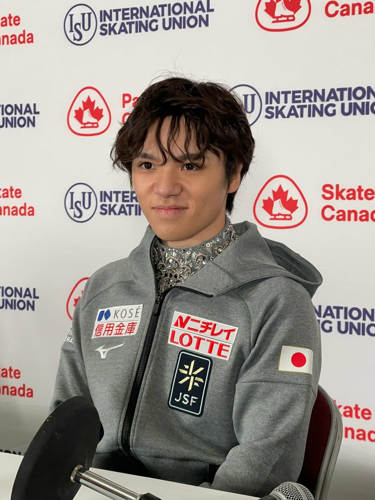 スケートカナダにてインタビューに答える宇野　©Akiko Tamura