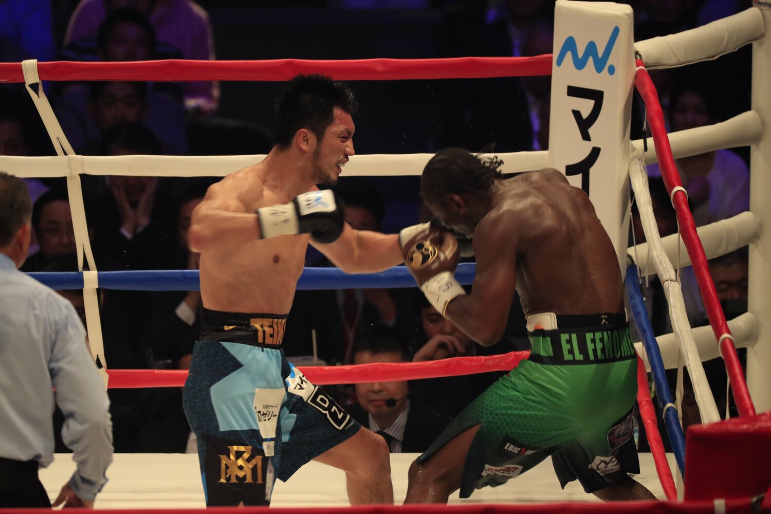 2017年10月、一度は“不可解判定”で敗れたアッサン・エンダムに7回TKO勝ち。WBA世界ミドル級王座のベルトを巻いた　©Tadashi Shirasawa