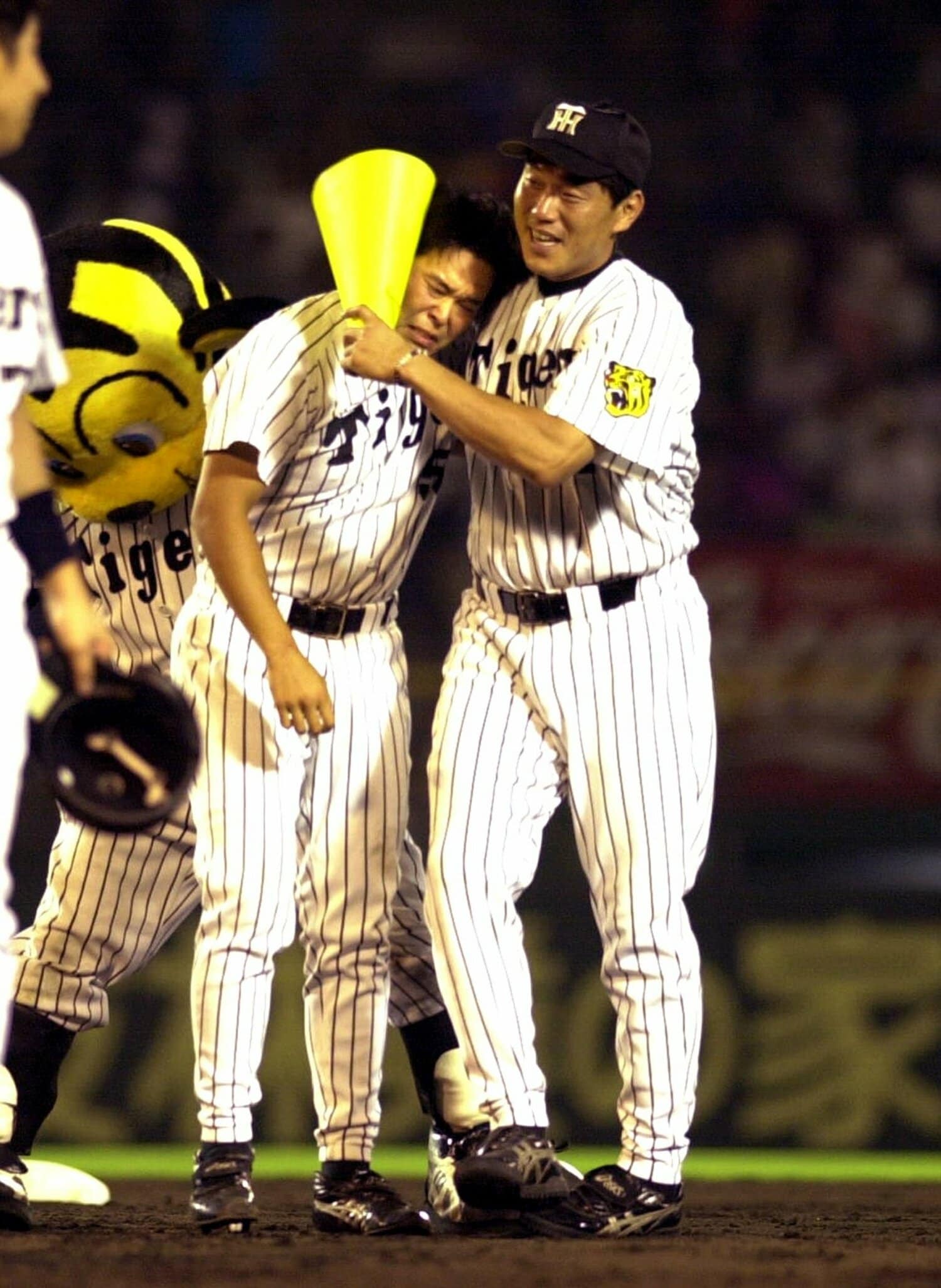 2001年7月1日ヤクルト戦。サヨナラヒットを打ち、広沢克実の胸で泣いた　©Sankei Shimbun