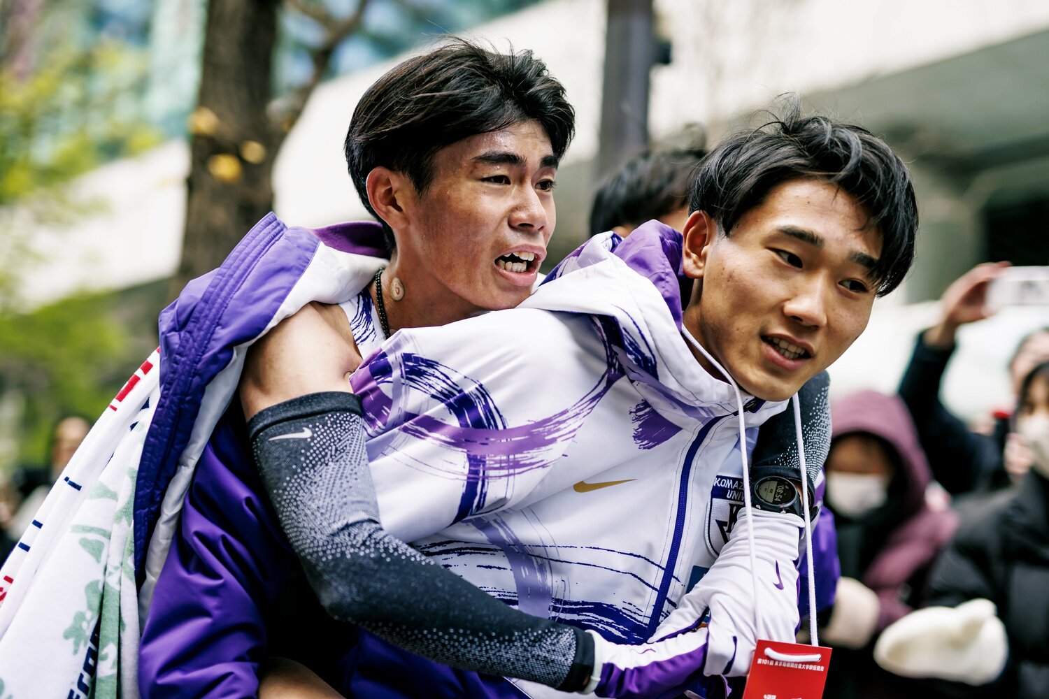 設定タイムを超える走りを見せてゴールした小山翔也がキャプテン篠原倖太朗におぶわれる ©Kiichi Matsumoto