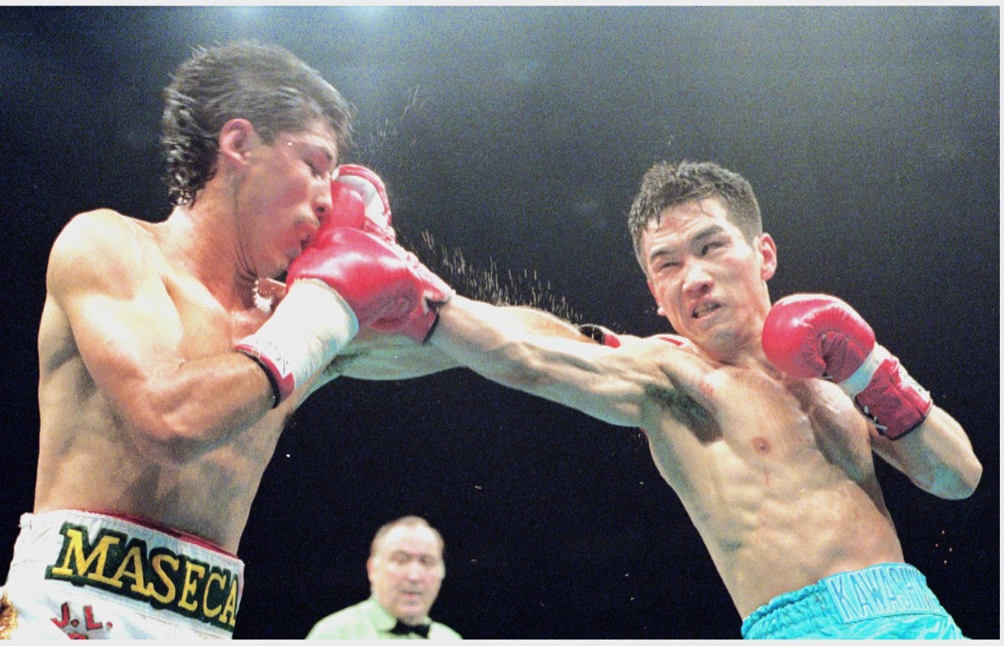 1995年1月 WBC世界スーパーフライ級タイトルマッチでホセ・ルイス・ブエノに右ストレートを浴びせる川島 ©KYODO