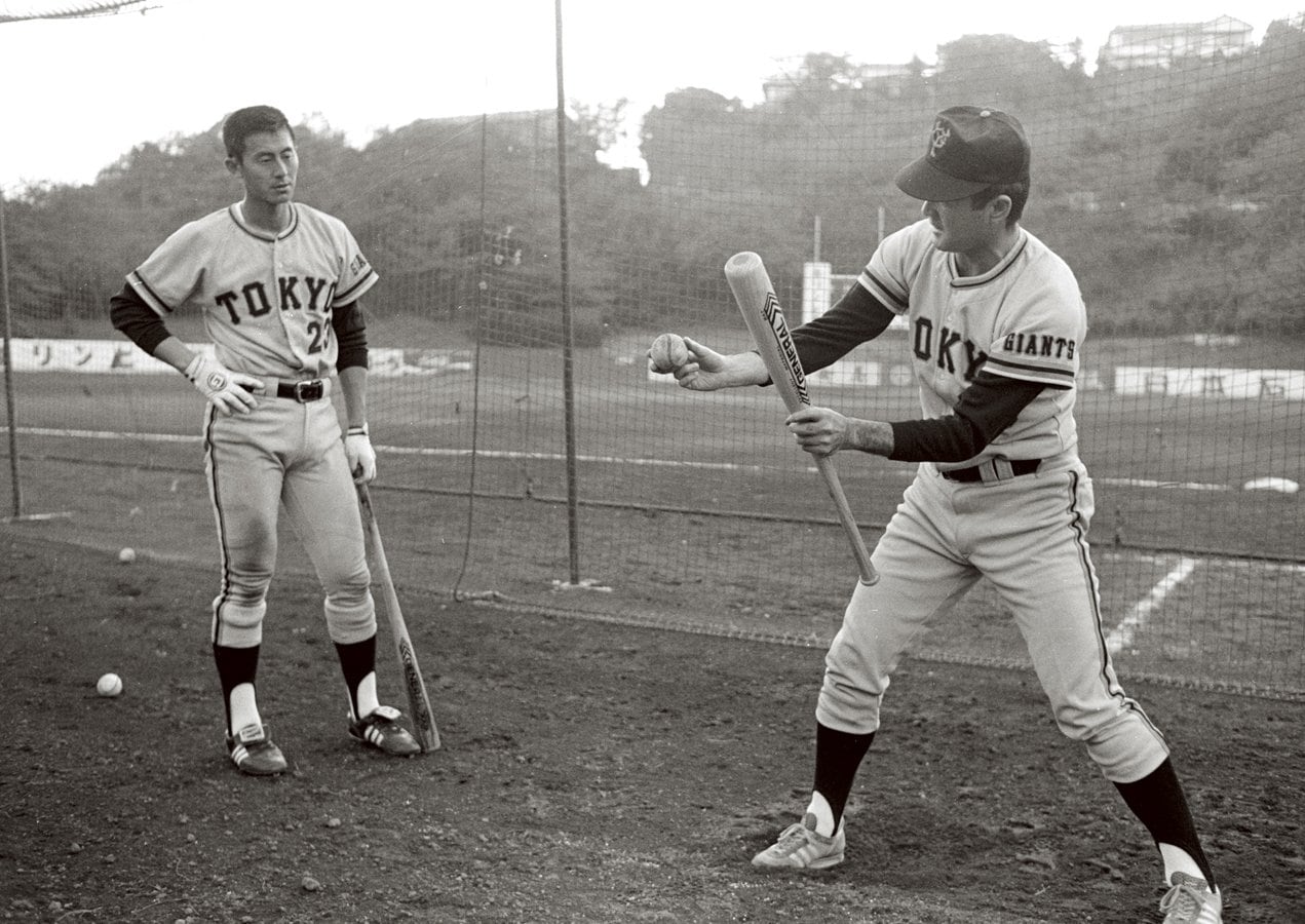 長嶋茂雄から打撃指導を受ける松本匡史。伊東ではゴロを打つ練習をひたすら繰り返した　SANKEI SHIMBUN