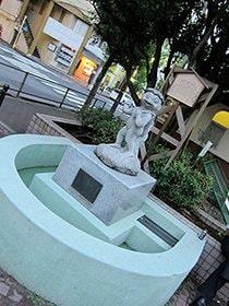 江東橋の錦糸堀公園にある“置行堀（おいてけぼり）”伝説の河童像。