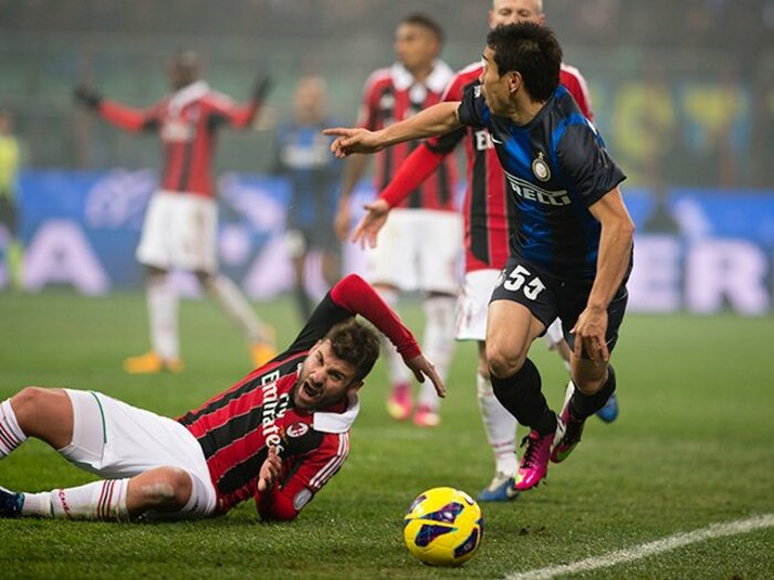 「無理せずやり直す」という日本スタイルの功罪。～清武、長友のプレーに感じたこと～＜Number Web＞ photograph by AFLO