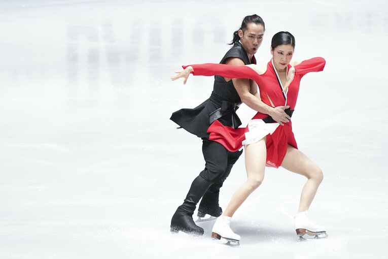 NHK杯SPで演技を行う村元＆高橋