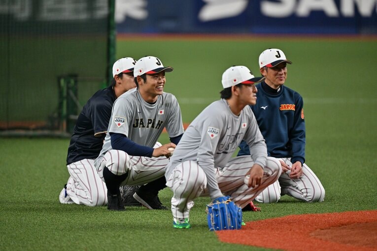 侍ジャパンの練習中に笑顔を見せる根尾　©Hideki Sugiyama