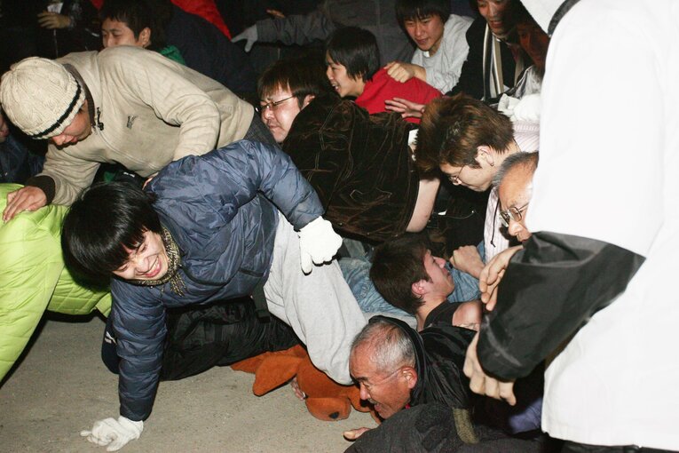 転倒者が続出した2006年　©JIJI PRESS