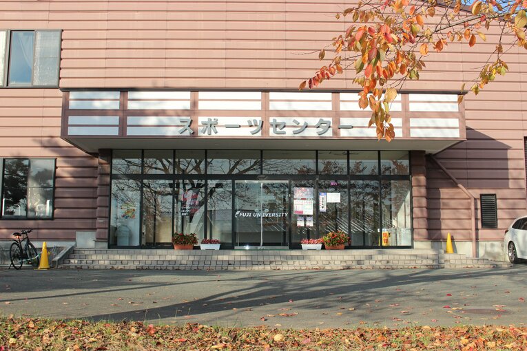 スポーツセンターの入り口　©NumberWeb