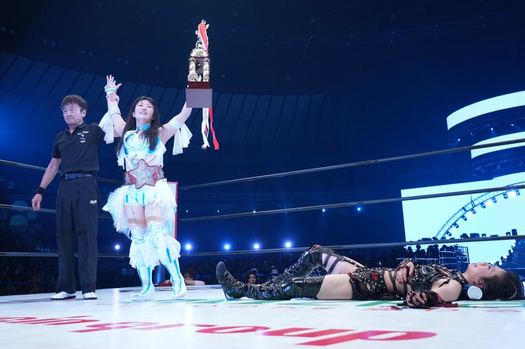 上谷沙弥に勝利した玖麗さやか。その腰に赤いベルトが巻かれた　©Essei Hara