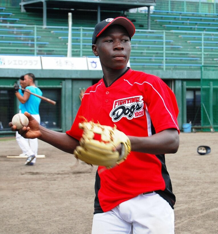 15歳だった2013年にブルキナファソから来日し、四国アイランドリーグの高知でプレーするサンホ・ラシィナ外野手。現在はチームの主将をつとめている　©︎JIJI PRESS