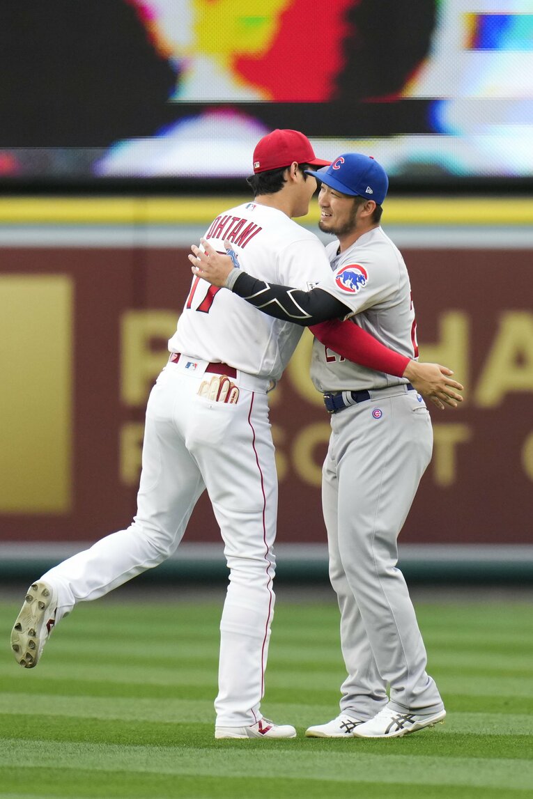 大谷と鈴木はハグするシーンも。“いじり”のなかにも、深い信頼が見て取れた　©AFLO