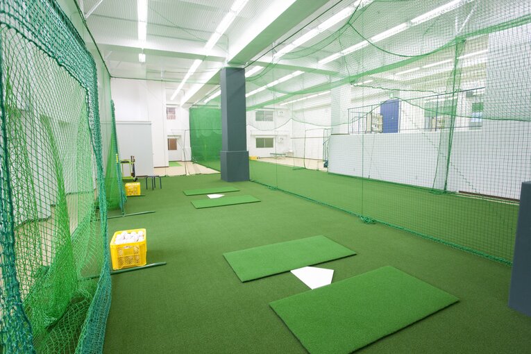 硬式野球部寮　室内練習場（帝京大提供）