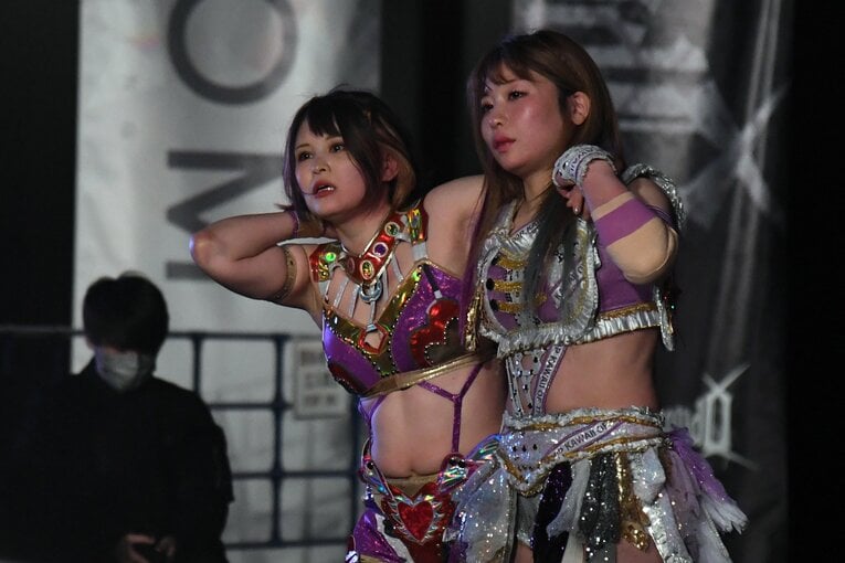 月山和香とコズエンを率いる中野たむ