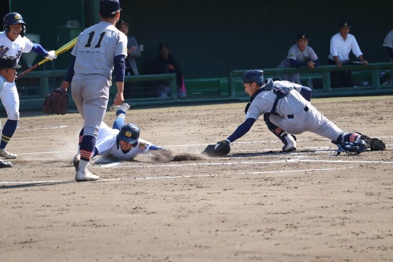 サインミスをミスにしない好走塁を見せた坂元　©Genki Taguchi