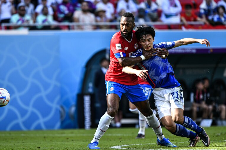 厳しいチェックを受ける上田綺世　©Takuya Sugiyama/JMPA