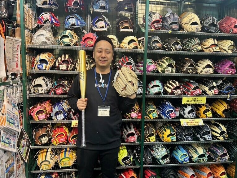 野球専門店・ベースマン立川店のカリスマ店長、星徹弥さん。「2.0超えの野球用具視力を持つ男」の異名を持つ