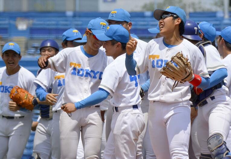 東大野球部が連敗を64で止めた日（2021年5月23日、法政大戦）。2017年秋以来の勝利に感極まる選手たち　©KYODO