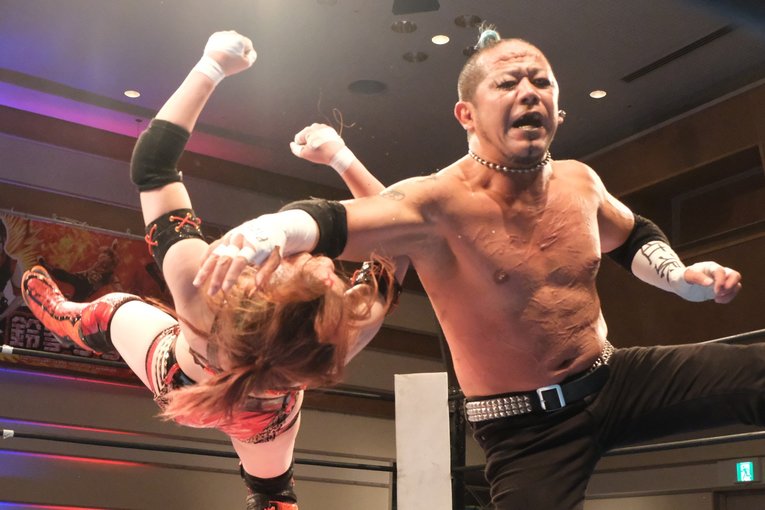 「いつか、傷だらけの背中でウェディングドレスを」 18歳の女子レスラー・鈴季すずが大流血を「嬉しい」と語る理由(63)