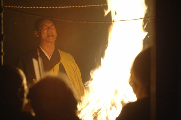 護摩行する金本知憲　©Sports Graphic Number