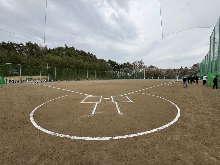 女子校時代の校庭を改修して完成した野球場は左翼70m、右翼90mという長方形の形状だ ©Yuji Yanagawa