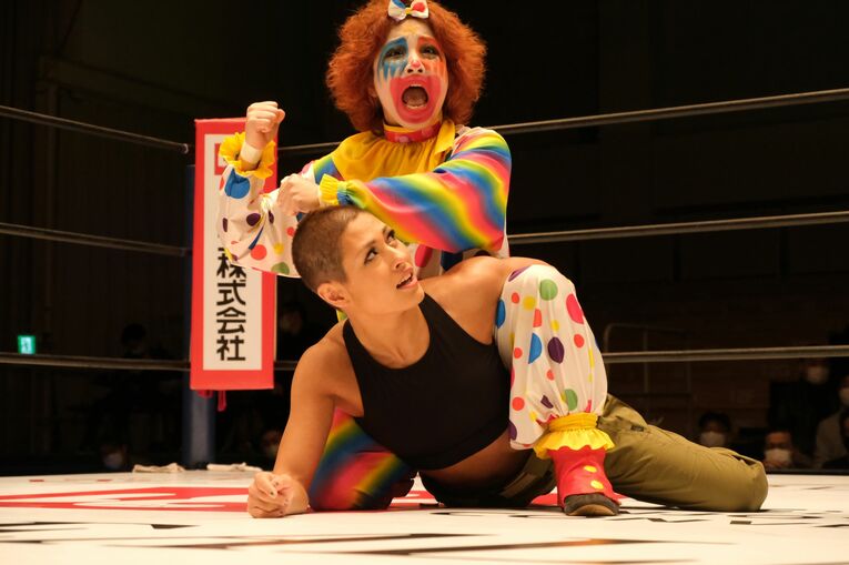 ジュリア「坊主頭」での出直し　元アイドルに敗れバリカン刈りも…悲壮感なき“闘う女”スタイルがカッコよすぎた(5)