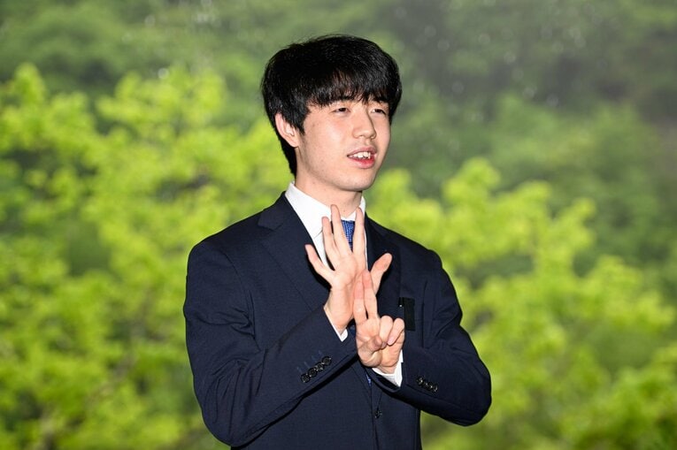 最年少名人となった藤井聡太七冠（2023年6月、当時20歳／全6枚中の3枚目）　©Keiji Ishikawa