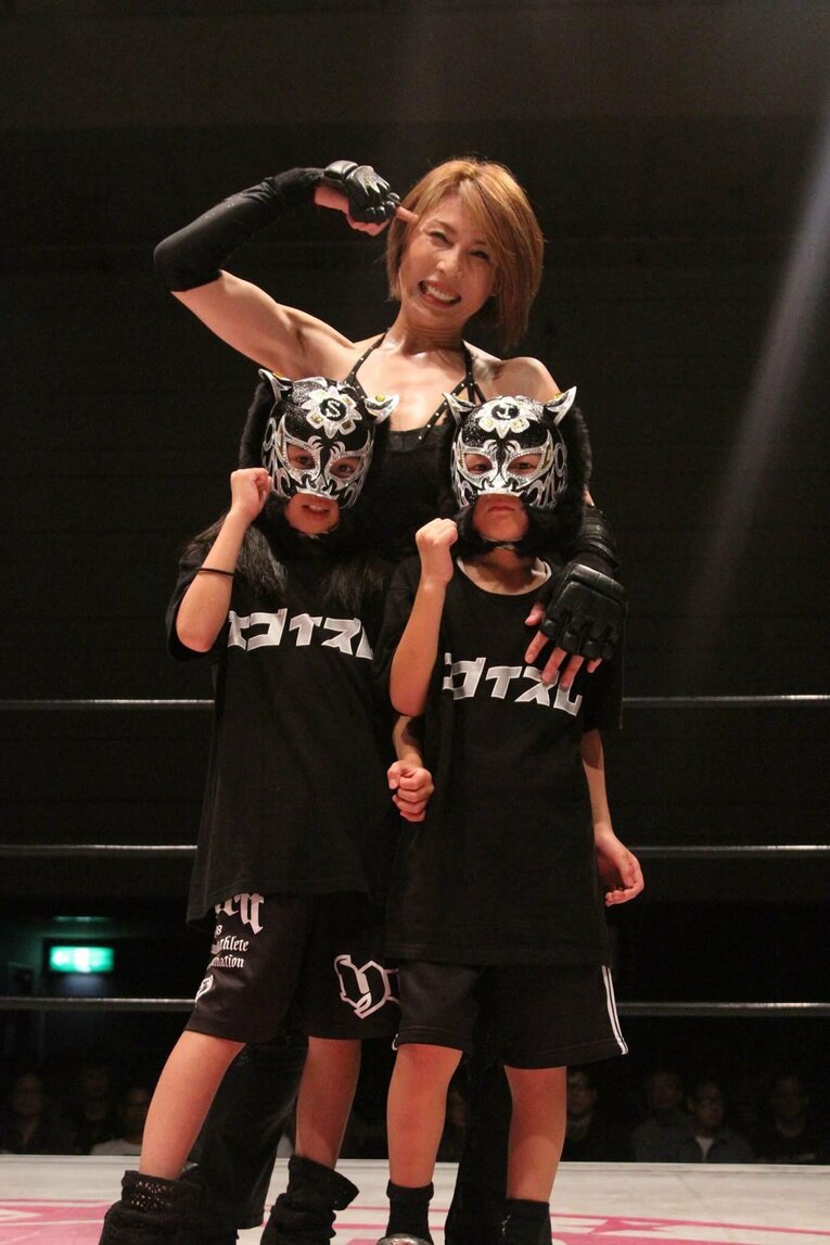 17年、スターダム大阪大会で一夜復帰した際に、おそろいのマスクでセコンドについた心希（左）と神輝　Ⓒ本人提供