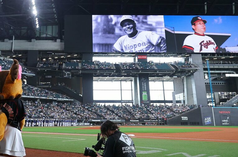 18日、エスコンフィールド北海道での試合では中西太さんの追悼映像が流れた ／ photograph by JIJI PRESS