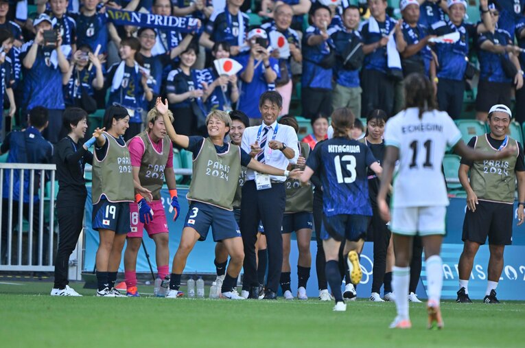 ナイジェリア戦、北川ひかるのFK弾のち長谷川らと大喜び（全6枚中の6枚目） ©Takuya Nakachi/JMPA