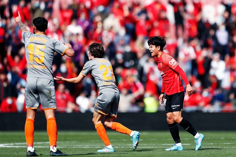 久保建英が“不可解判定”に怒った！ ラフプレーに抗議→イエローも…「バモス！クボ」とファンが信頼する理由〈撮影者の視点〉(25)