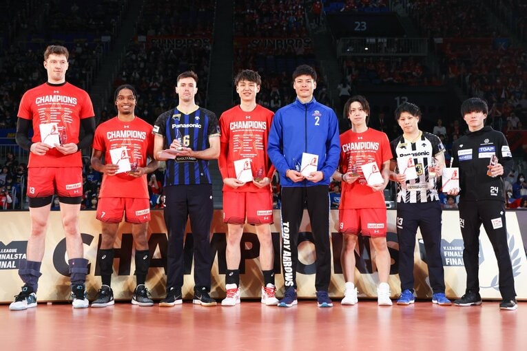 ベスト6に選出された（左から）ドミトリー・ムセルスキー（サントリーサンバーズ）　 、デ・アルマス アライン（サントリーサンバーズ）、トーマス・ジェスキー（パナソニックパンサーズ）、小野寺太志（サントリーサンバーズ）、髙橋健太郎（東レアローズ）、大宅真樹（サントリーサンバーズ）、ベストリベロ賞の山本智大（パナソニックパンサーズ）、レシーブ賞の小川智大（ウルフドックス名古屋）©︎JVL