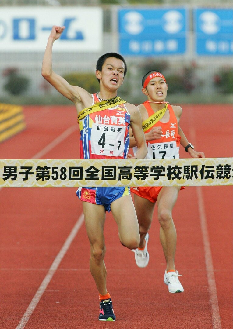 写真は16年前、2007年の全国高校駅伝。ゴール前で激しく競り合う仙台育英の橋本隆光（左）と佐久長聖の堂本尚寛　©JIJI PRESS