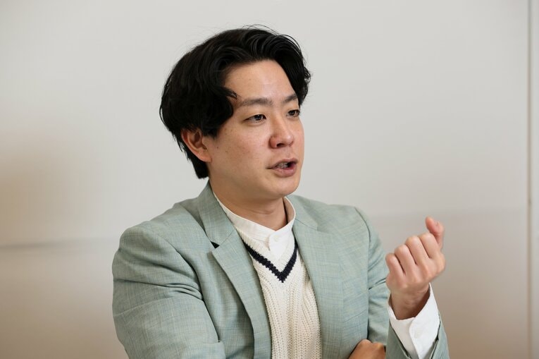 小橋のニットはユニクロのものだという。「2着あって、5、6年ずっとそれを着ているんですが、ユニクロがもう売っていなくて困っている」と話す