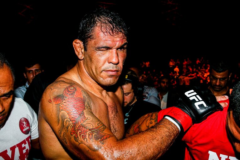 ロイ・ネルソン戦後、残念そうな表情で引き上げるノゲイラ