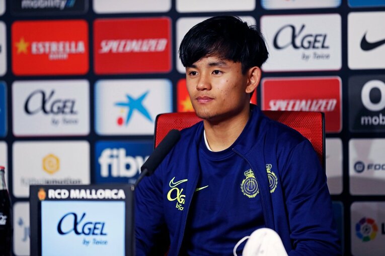 久保建英の“劇的決勝ゴール後に消えた疾走”は「客席に飛び込みたかったけど高すぎて無理」だった？《カメラマンが見た真相》(51)