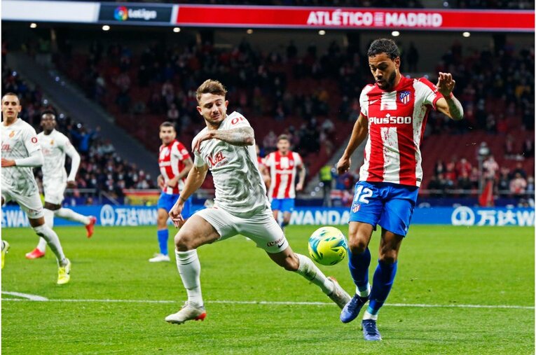 久保建英が“鉄壁アトレティコDF”をミスらせた　今季初ゴール写真に感じる「タケの厄介さ」とは〈撮影者の視点〉(13)