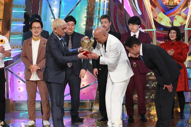 松本人志が錦鯉に優勝トロフィーを渡すシーンを一番近くで見た　©M-1グランプリ事務局