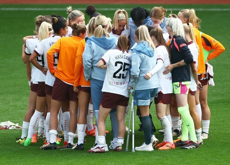 チームメイトに囲まれると小柄な身長が際立つ（長谷川は25番）©︎Reuters/AFLO