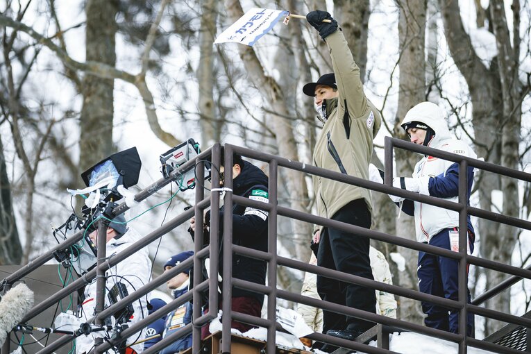 ジャンプスタートの旗振りをする金城　©Kiichi Matsumoto