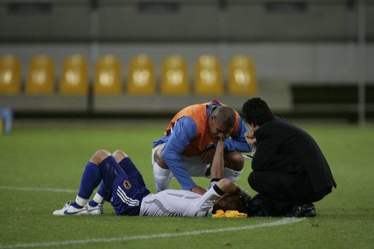 ドイツW杯、中田をいたわるアドリアーノ　©Sports Graphic Number